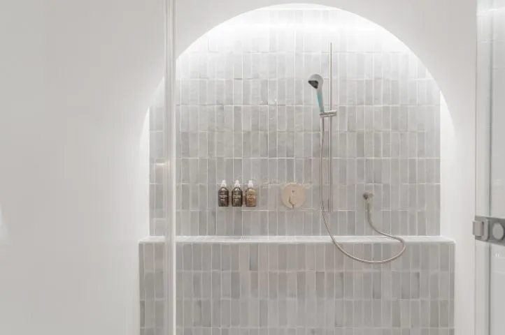 Photo d’une douche moderne dans une chambre de l’Hôtel de la Cigogne, représentant le confort et la qualité des aménagements pensés par Momerable.