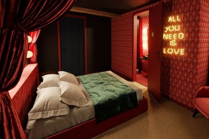 Photo d’une chambre au style contemporain de Peanut Medieval, représentant le confort et la modernisation de l’établissement conçue par Momerable.