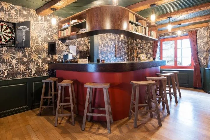 Photo du bar de Peanut Medieval, mettant en valeur une atmosphère conviviale et immersive repensée par Momerable.