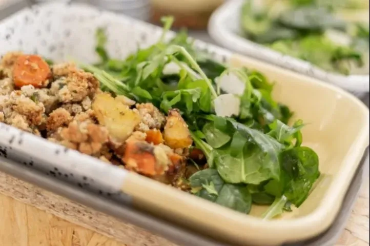 Photo d’un plat végétal raffiné servi au Comptoir du Chantier, illustrant la créativité culinaire du concept imaginé par Momerable.