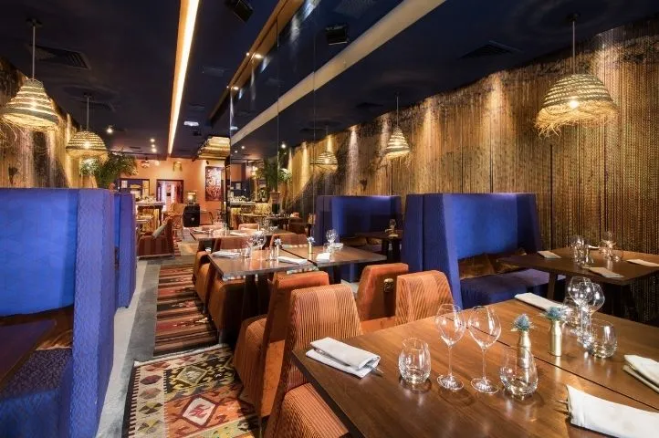 Photo de la salle de restaurant INKA, mettant en valeur un décor péruvien raffiné et une identité visuelle revisitée par Momerable.