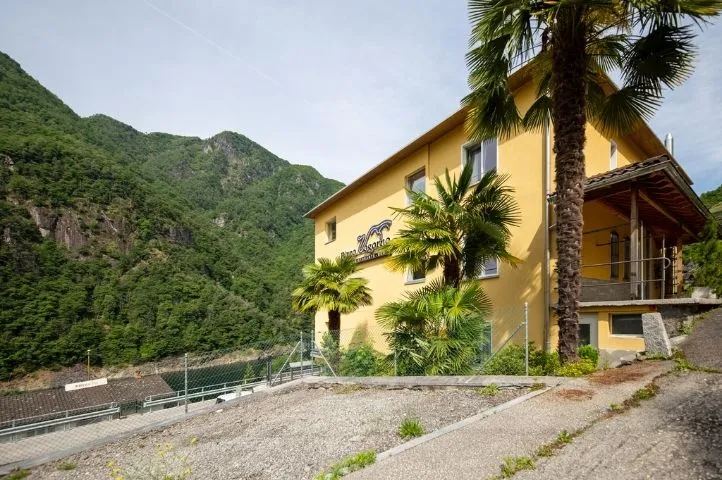 Photo d’un autre angle de la façade de la cabine Pizzo Vogorno, mettant en valeur son intégration audacieuse à la structure du barrage conçue par Momerable.