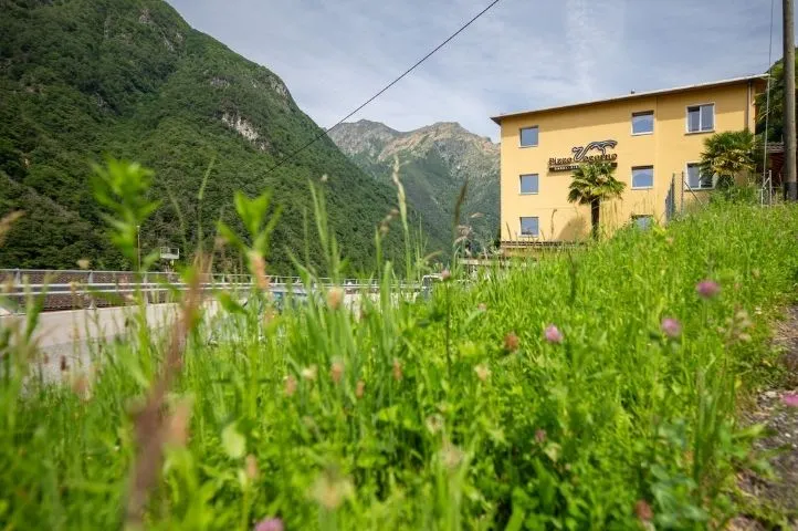 Photo de la façade extérieure de la cabine Pizzo Vogorno, illustrant l’architecture minimaliste et suspendue imaginée par Momerable.