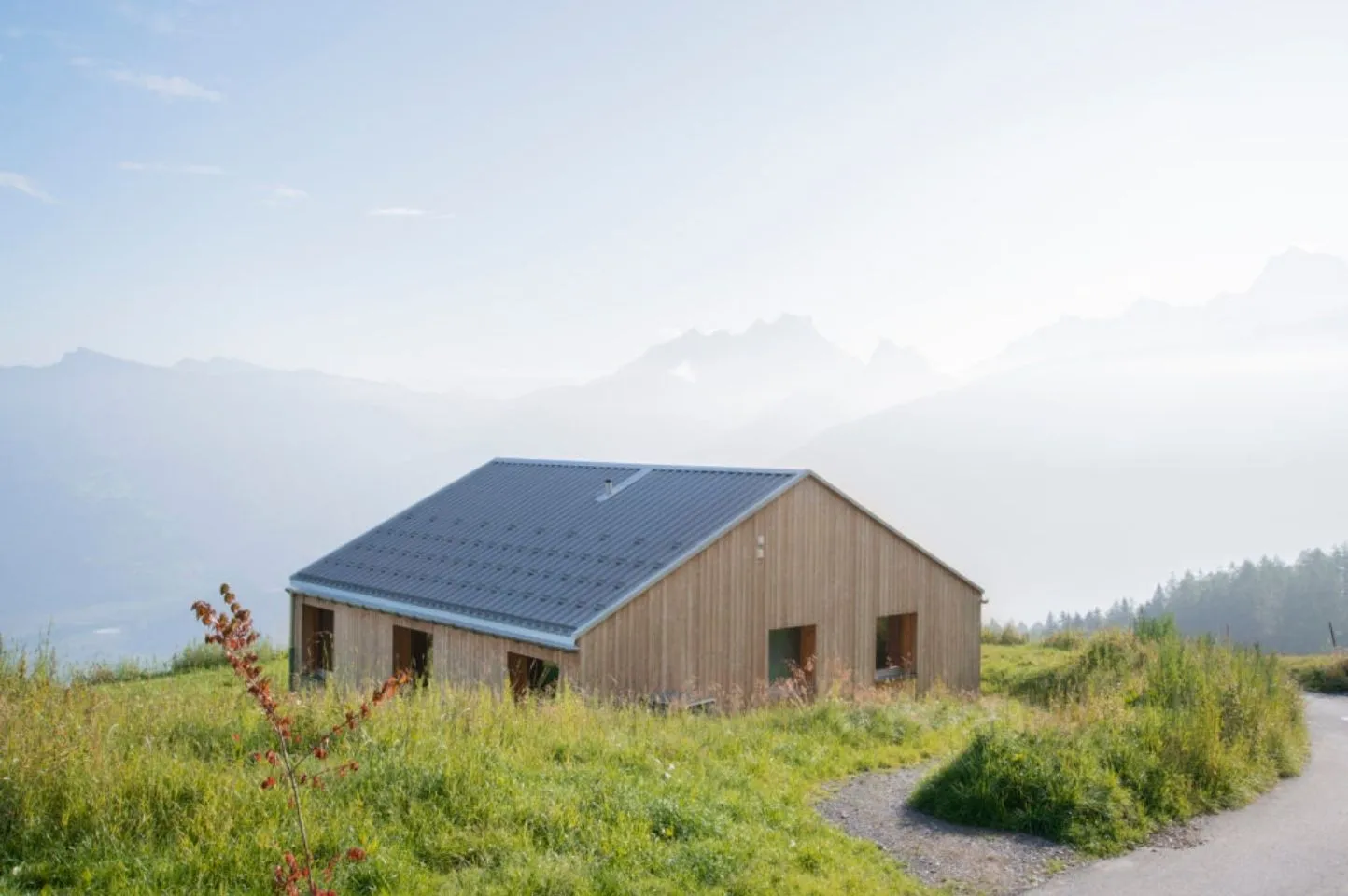 Photo d’un chalet Swiss Cabin en pleine nature, représentant l’alliance entre artisanat local et construction optimisée pensée par Momerable.