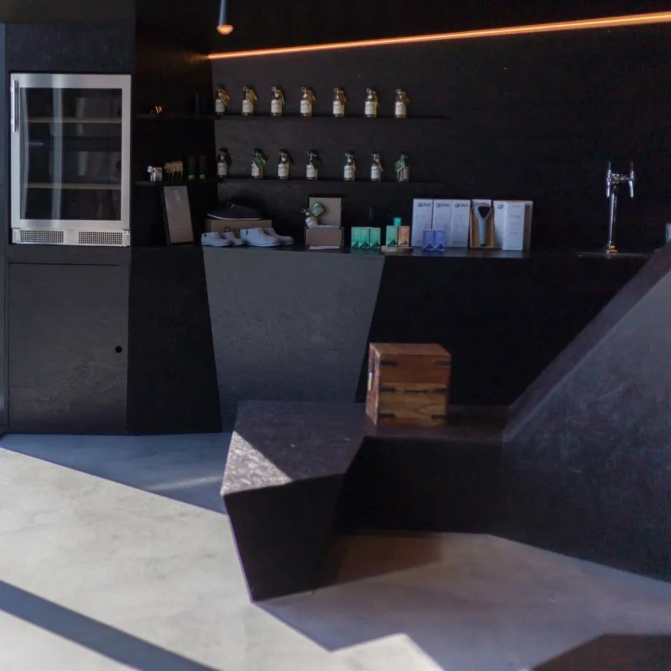 Photo d’un espace intérieur aux Giettes, mettant en valeur les matériaux naturels et le design d’accueil signé Momerable.
