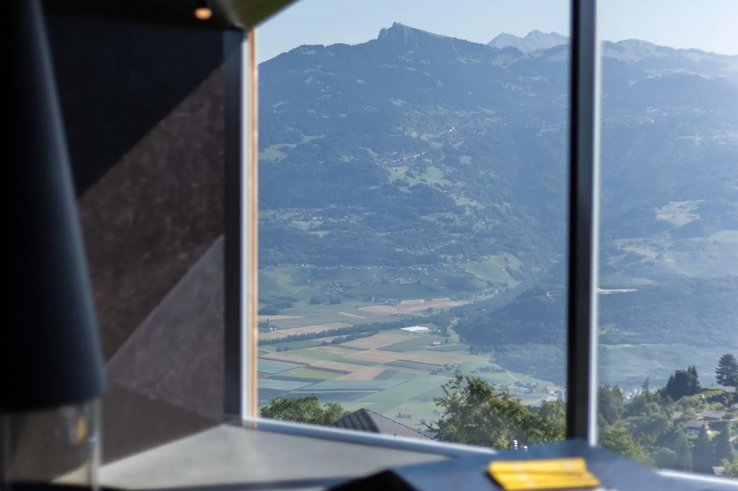 Photo de la réception des Giettes avec vue sur la montagne, illustrant l’intégration naturelle du projet imaginé par Momerable.