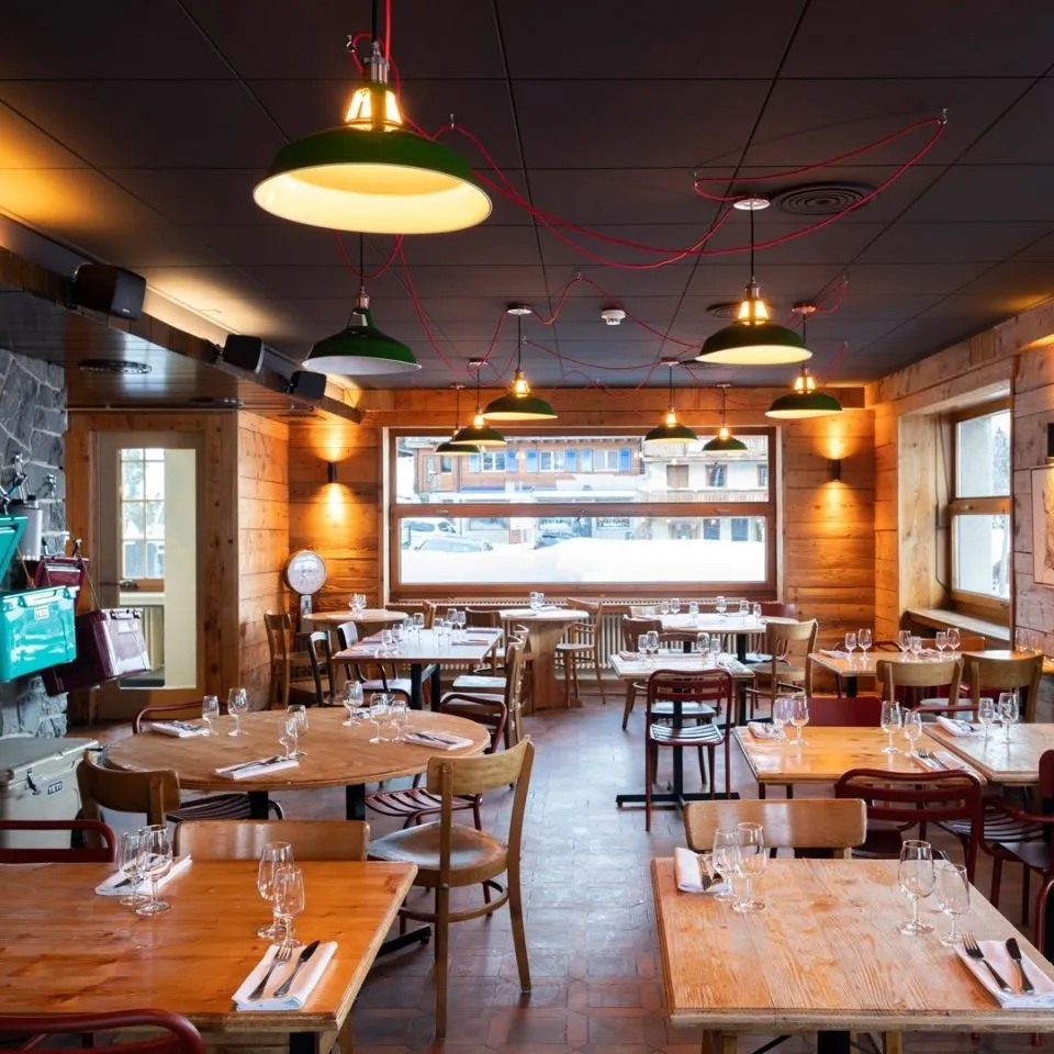 Photo d’une salle de restaurant élégante, illustrant l’atmosphère conviviale et soignée imaginée par Momerable.