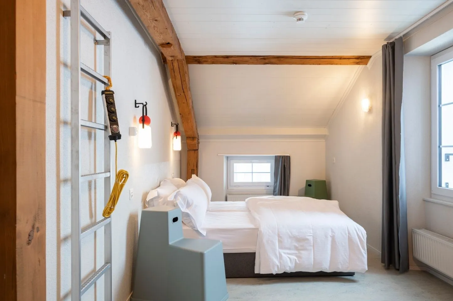 Photo d’une seconde chambre rénovée de Peanut Mountain, représentant l’harmonisation des espaces pensée par Momerable pour un futur modèle de franchise.
