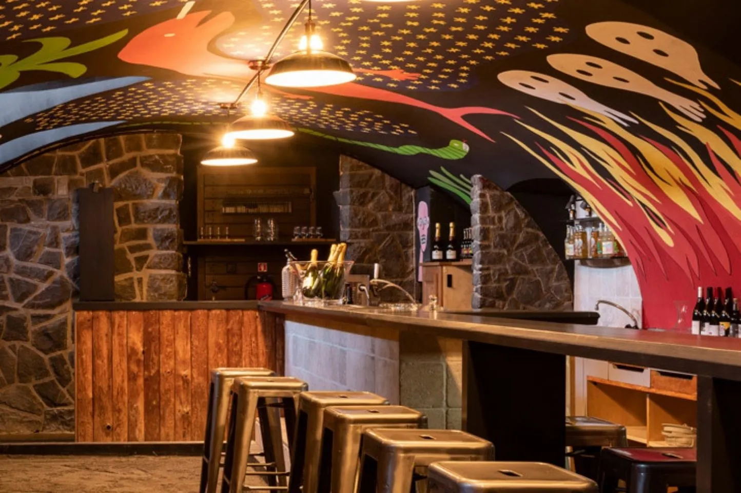 Photo du bar de l’hôtel Peanut Mountain, mettant en valeur l’univers convivial et l’offre F&B développés par Momerable dans le cadre du repositionnement.