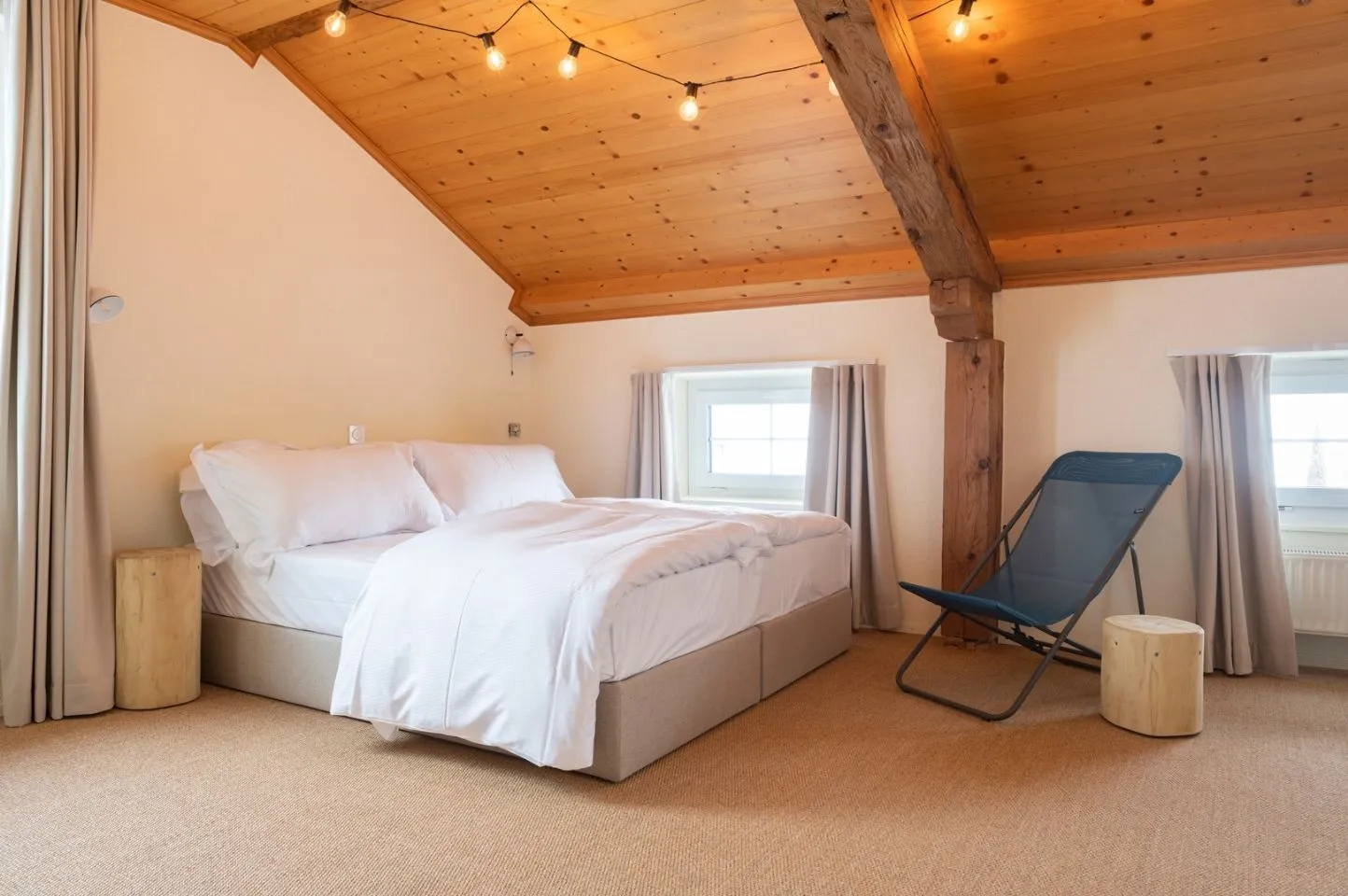 Photo d’une chambre moderne de l’hôtel Peanut Mountain, illustrant le nouveau positionnement haut de gamme imaginé par Momerable.