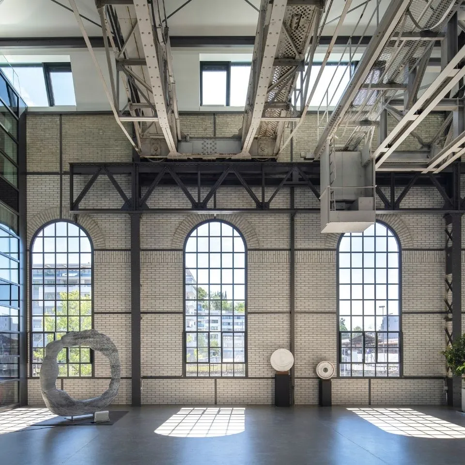 Photo du hall principal de Halle Inox, illustrant l’agencement polyvalent et l’accueil professionnel imaginés par Momerable.