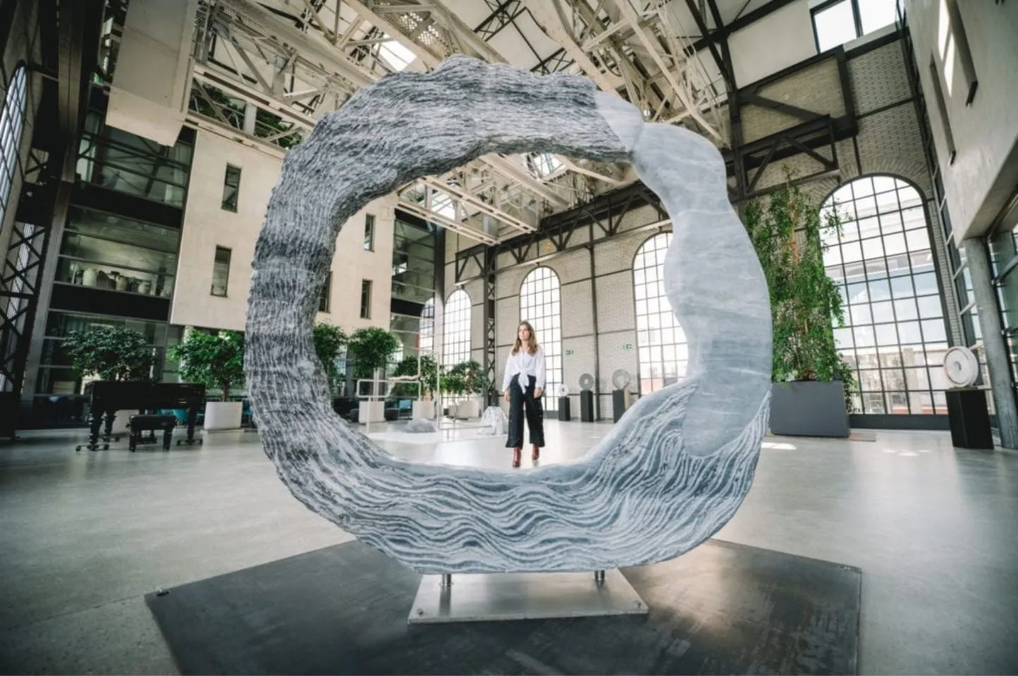 Photo d’une sculpture contemporaine dans le hall de Halle Inox, mettant en valeur le design intérieur et l’identité visuelle conçus par Momerable.