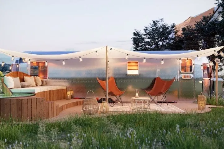 Photo d’un salon extérieur aménagé aux Haut-Tierdoz, illustrant le confort et l’élégance des espaces de vie conçus par Momerable.