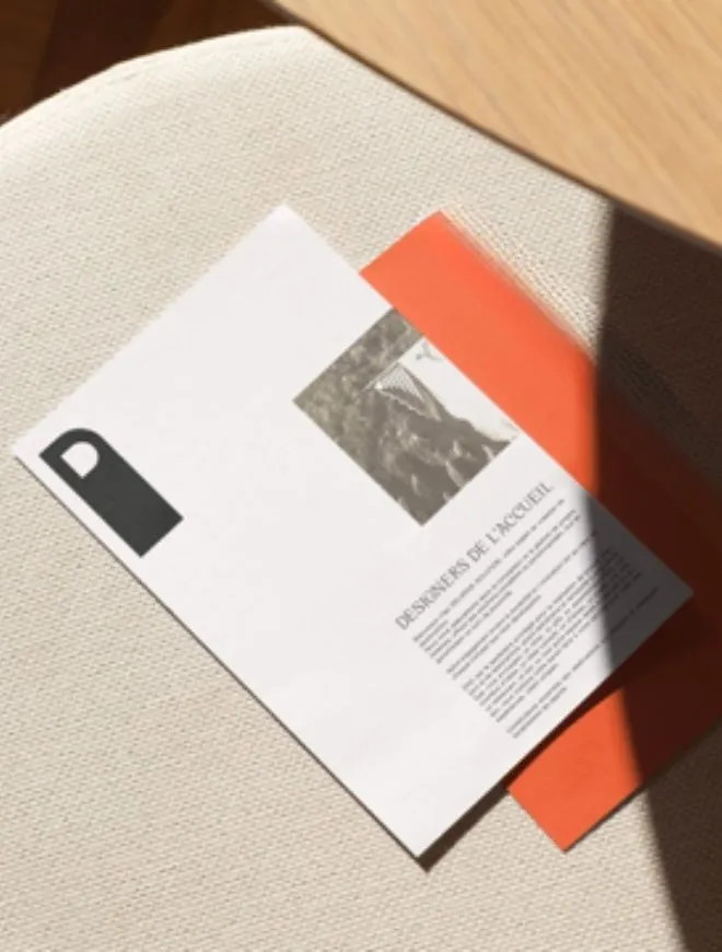 Photo d’un dossier posé sur un bureau, illustrant la rigueur documentaire et le professionnalisme des projets Momerable.