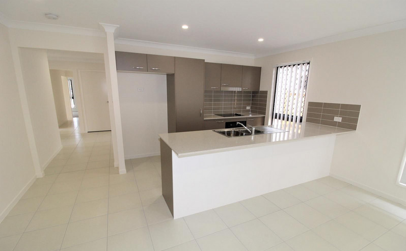 44 Dixon Drive, PIMPAMA QLD 4209 2