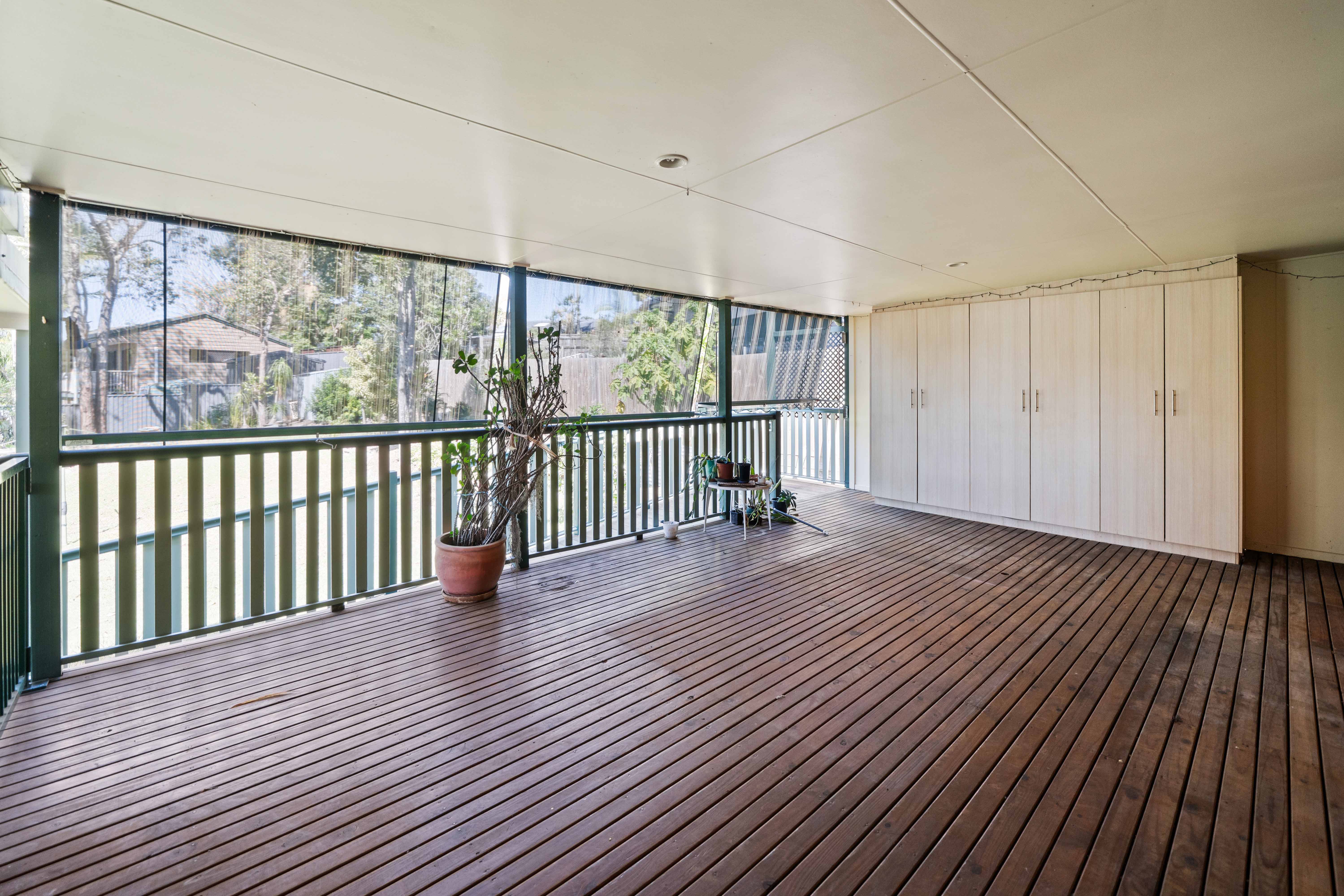 4 Robe court, HELENSVALE QLD 4212 8
