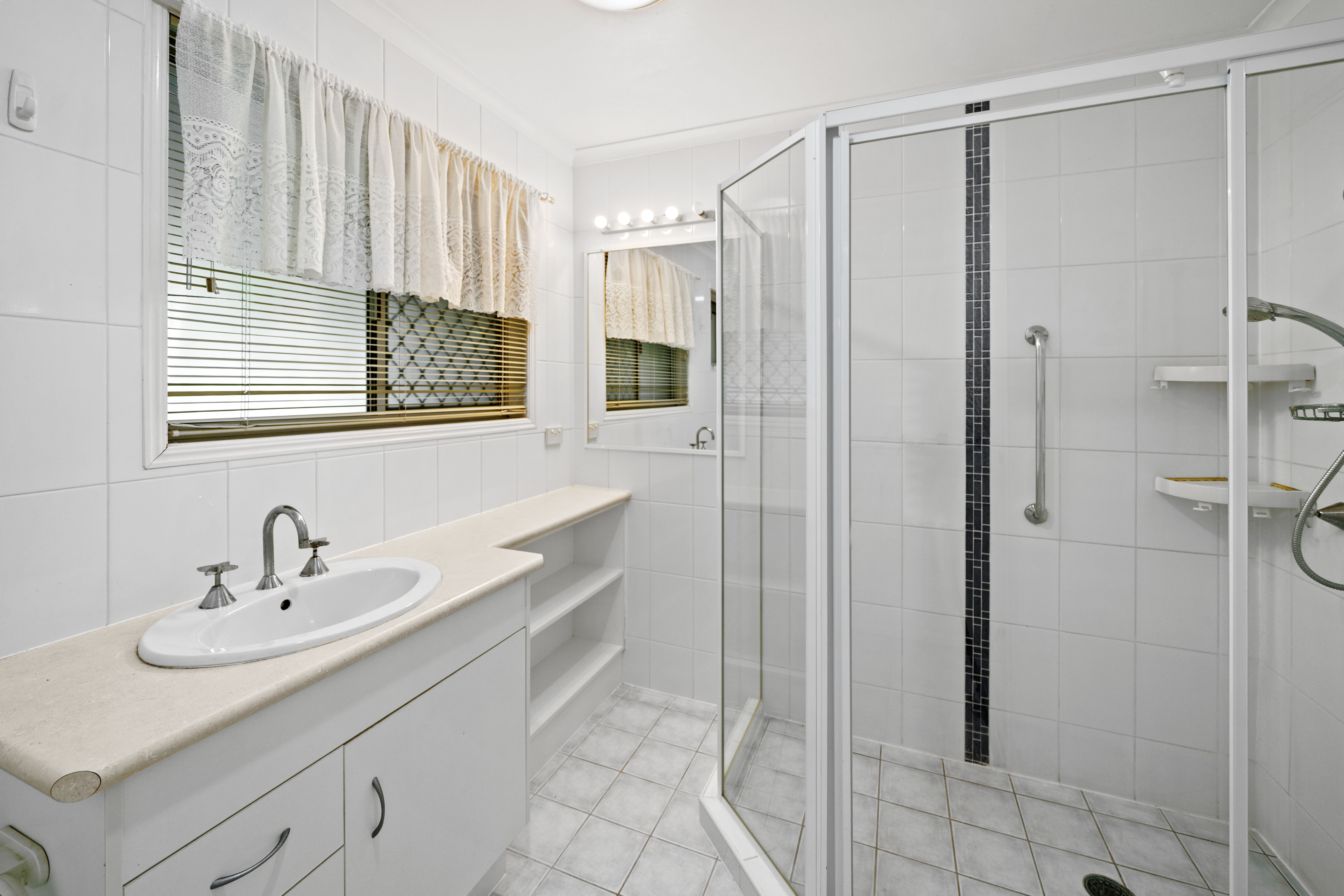 4 Robe court, HELENSVALE QLD 4212 7