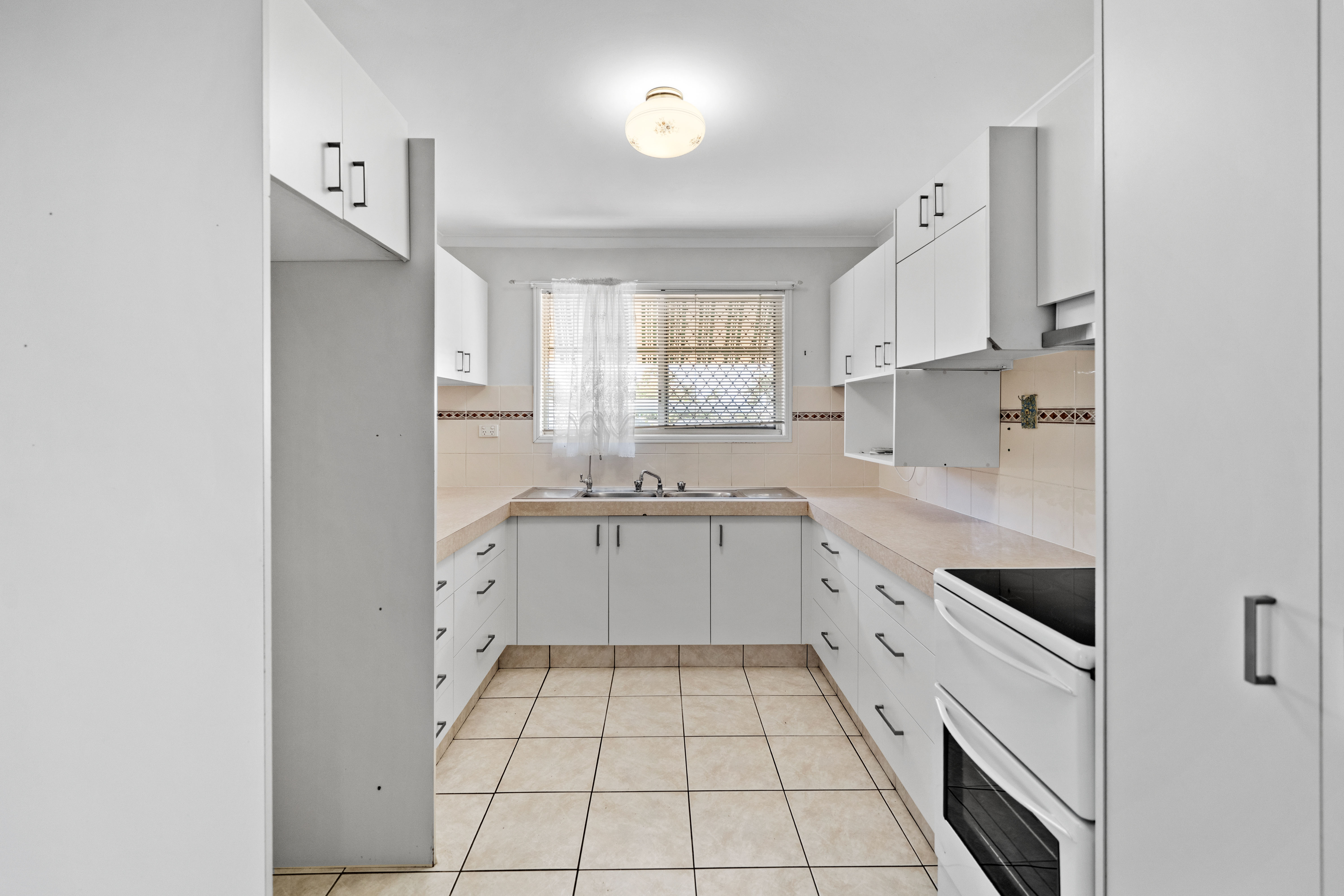 4 Robe court, HELENSVALE QLD 4212 3