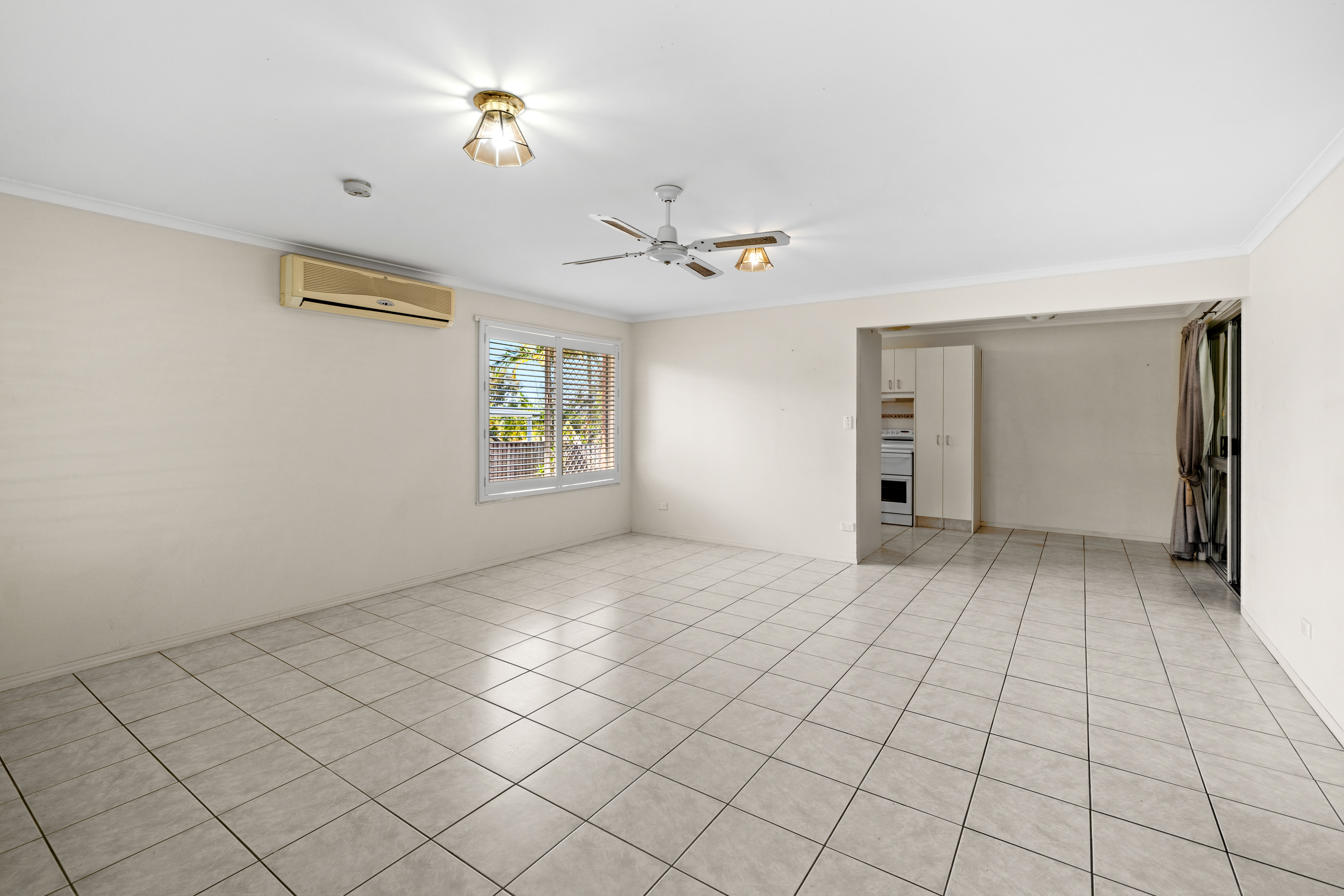 4 Robe court, HELENSVALE QLD 4212 2