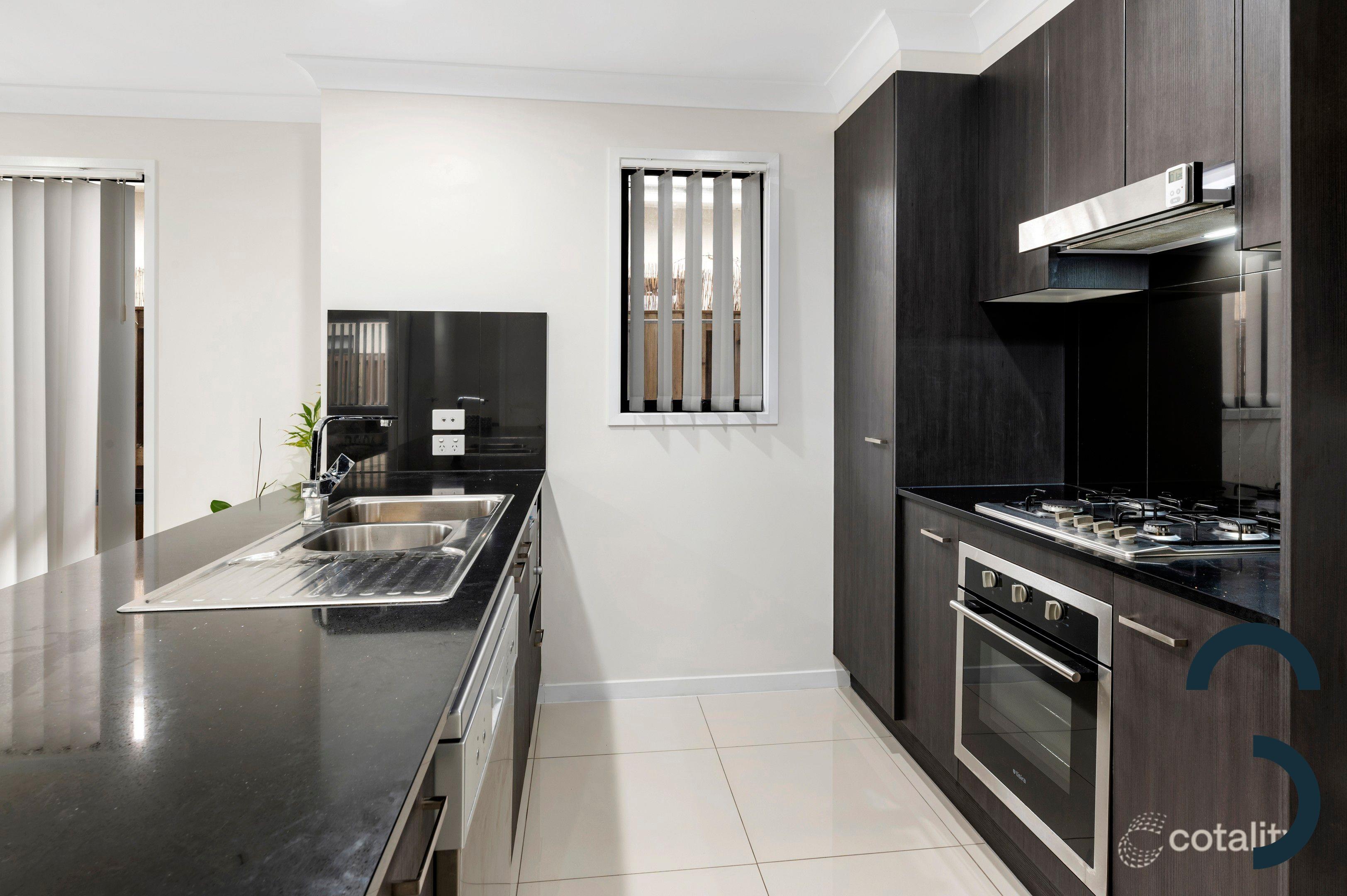 5 Peak Cresent, PIMPAMA QLD 4209 5
