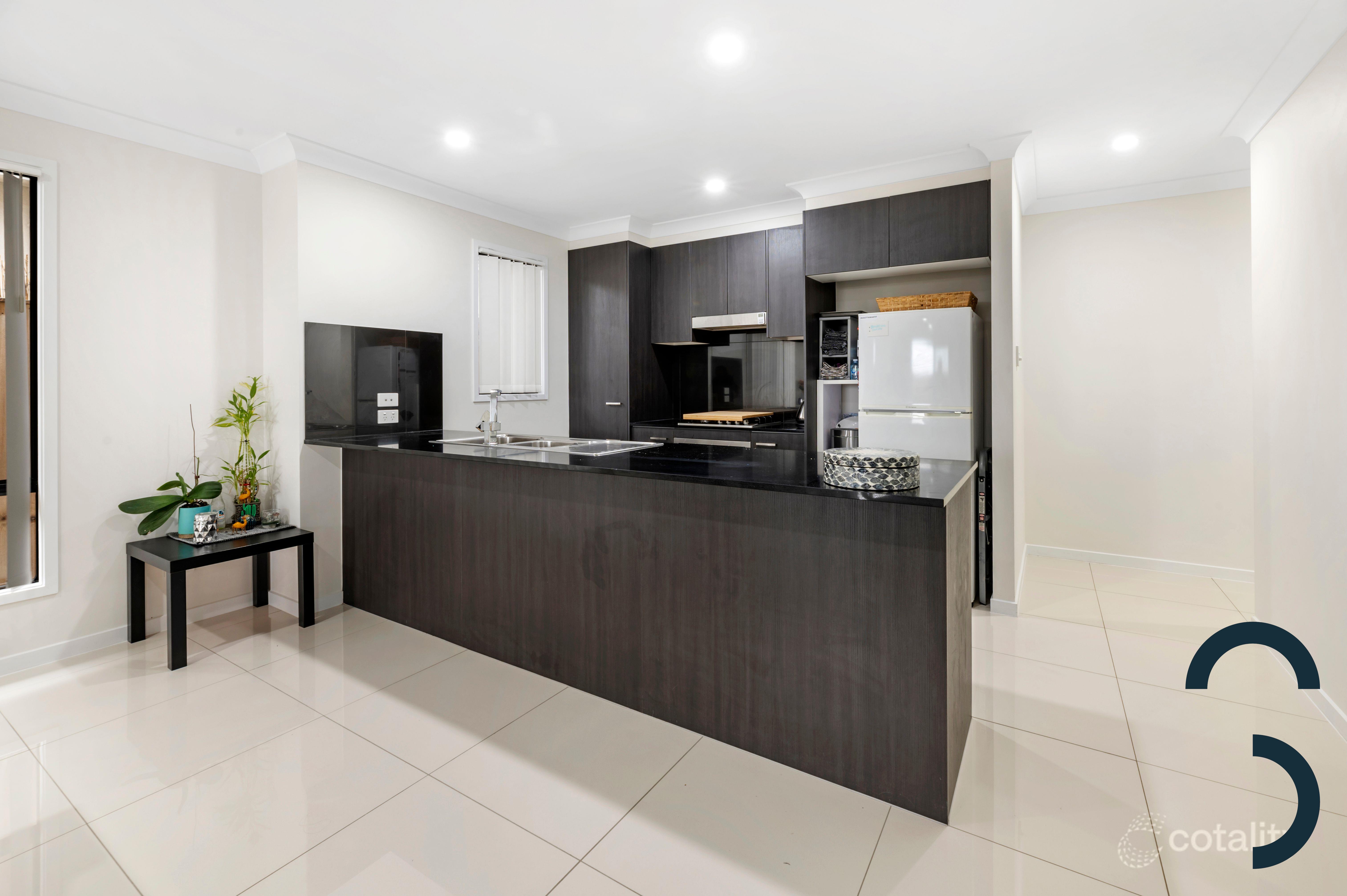 5 Peak Cresent, PIMPAMA QLD 4209 4