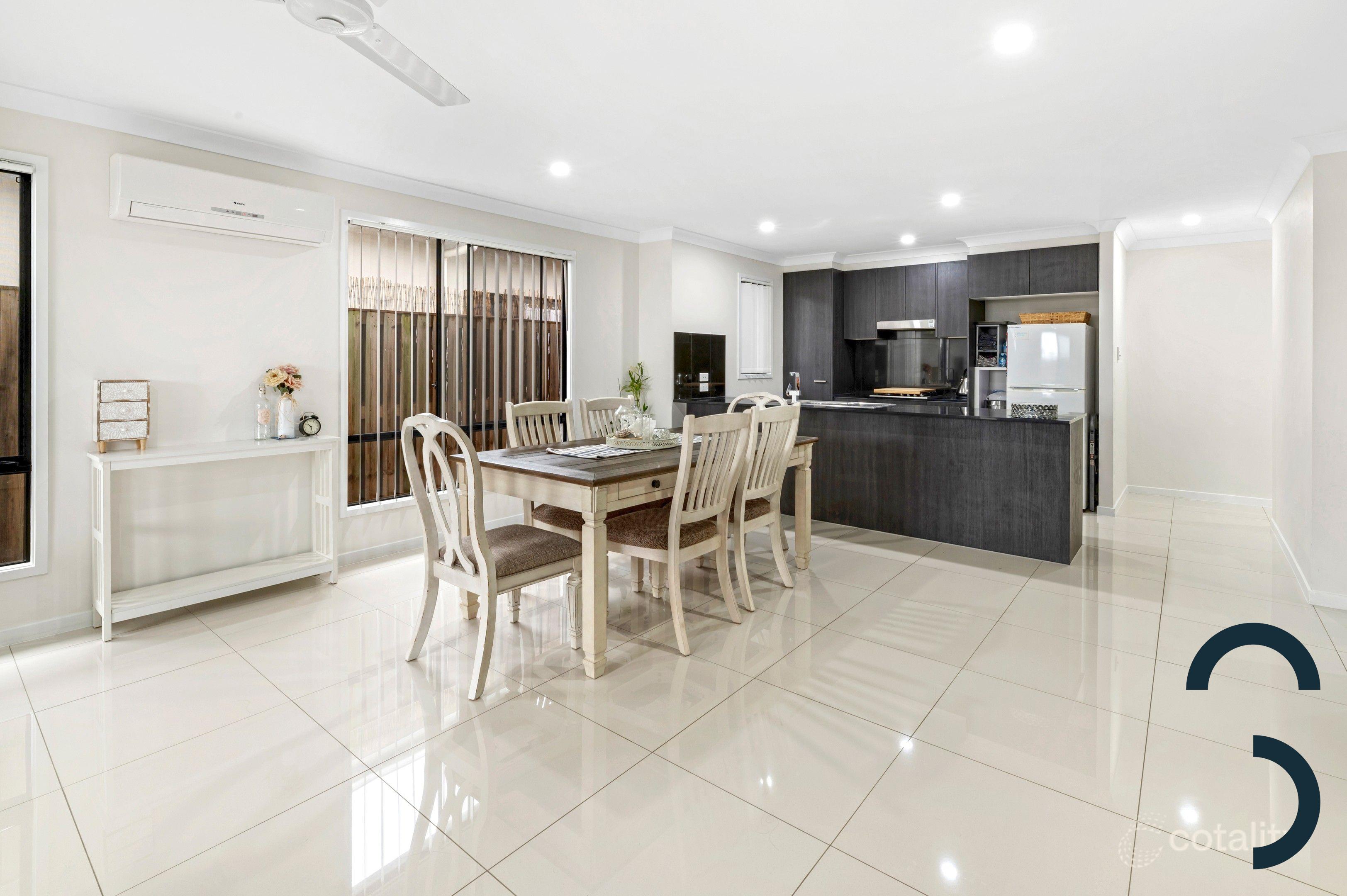 5 Peak Cresent, PIMPAMA QLD 4209 2