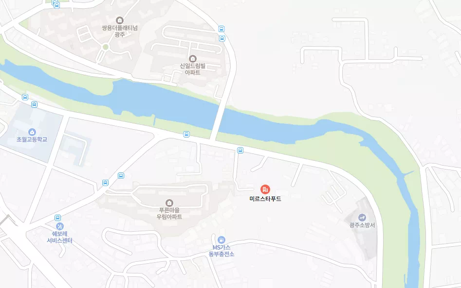 광주 지역의 강과 도로, 아파트 단지, 학교, 소방서, 주유소 등이 표시된 지도.