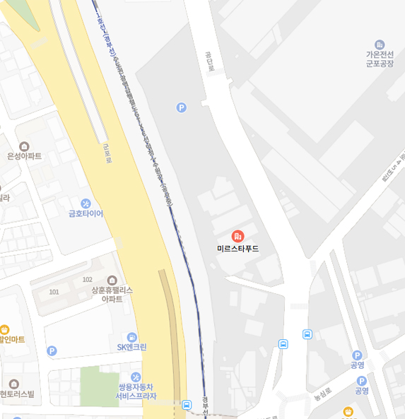 경부선 철도가 지나가는 서울 군포 일대 지도, 주변에 아파트, 상가, 식당 등이 위치함.