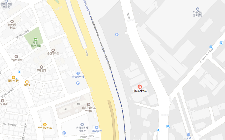 군포시에 위치한 공장과 아파트, 상업지역을 보여주는 지도 이미지.