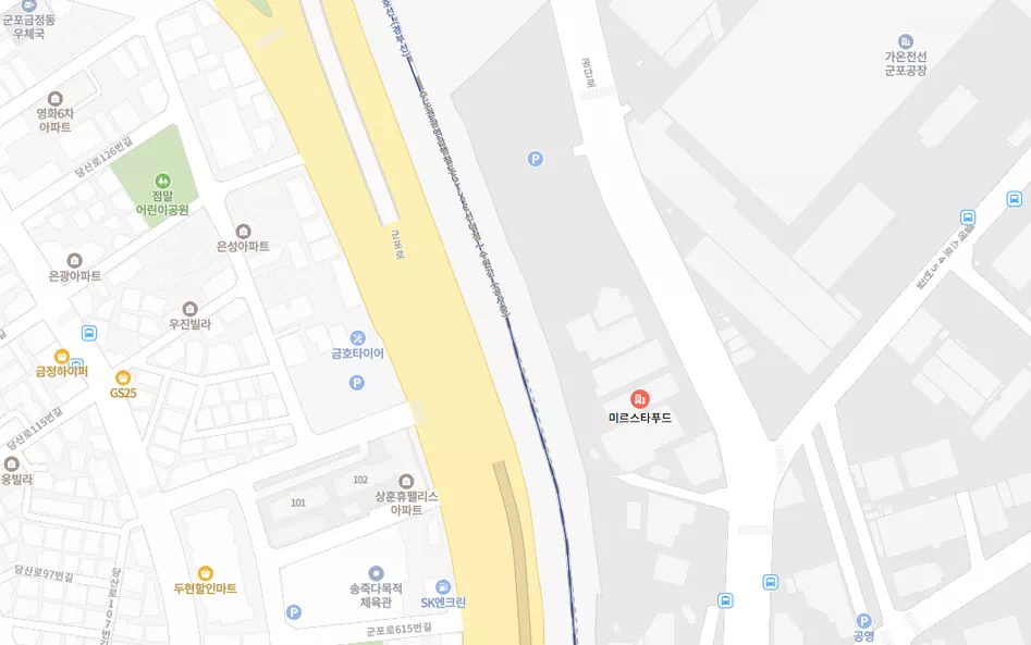 군포시에 위치한 공장과 아파트, 상업지역을 보여주는 지도 이미지.