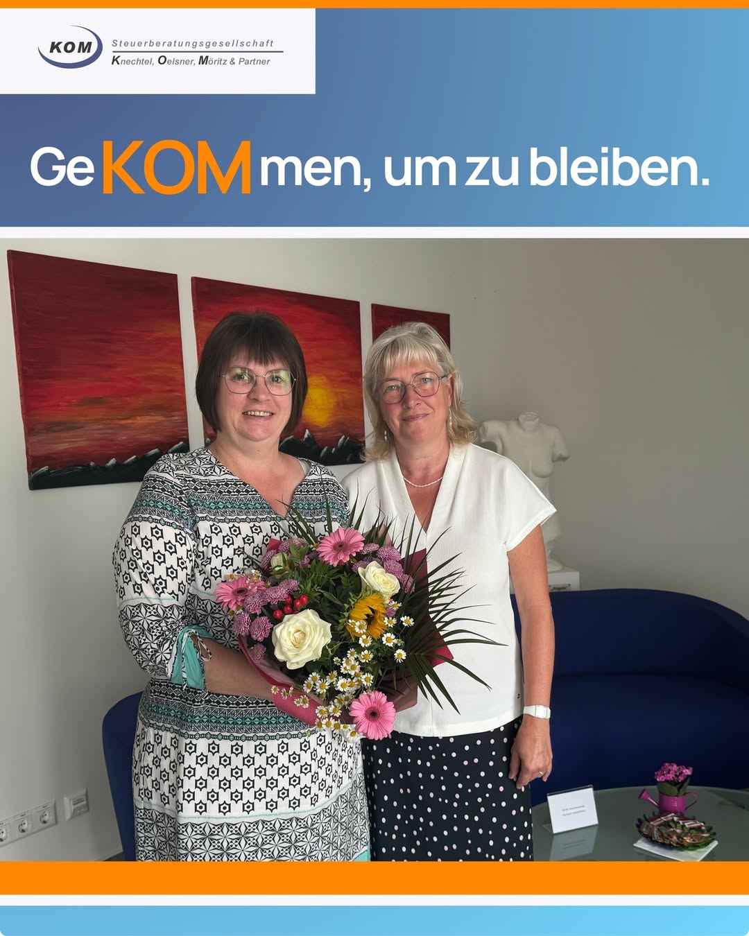 Zwei Frauen mit Blumenstrauß im Büro, Text: ‚GeKOMmen, um zu bleiben