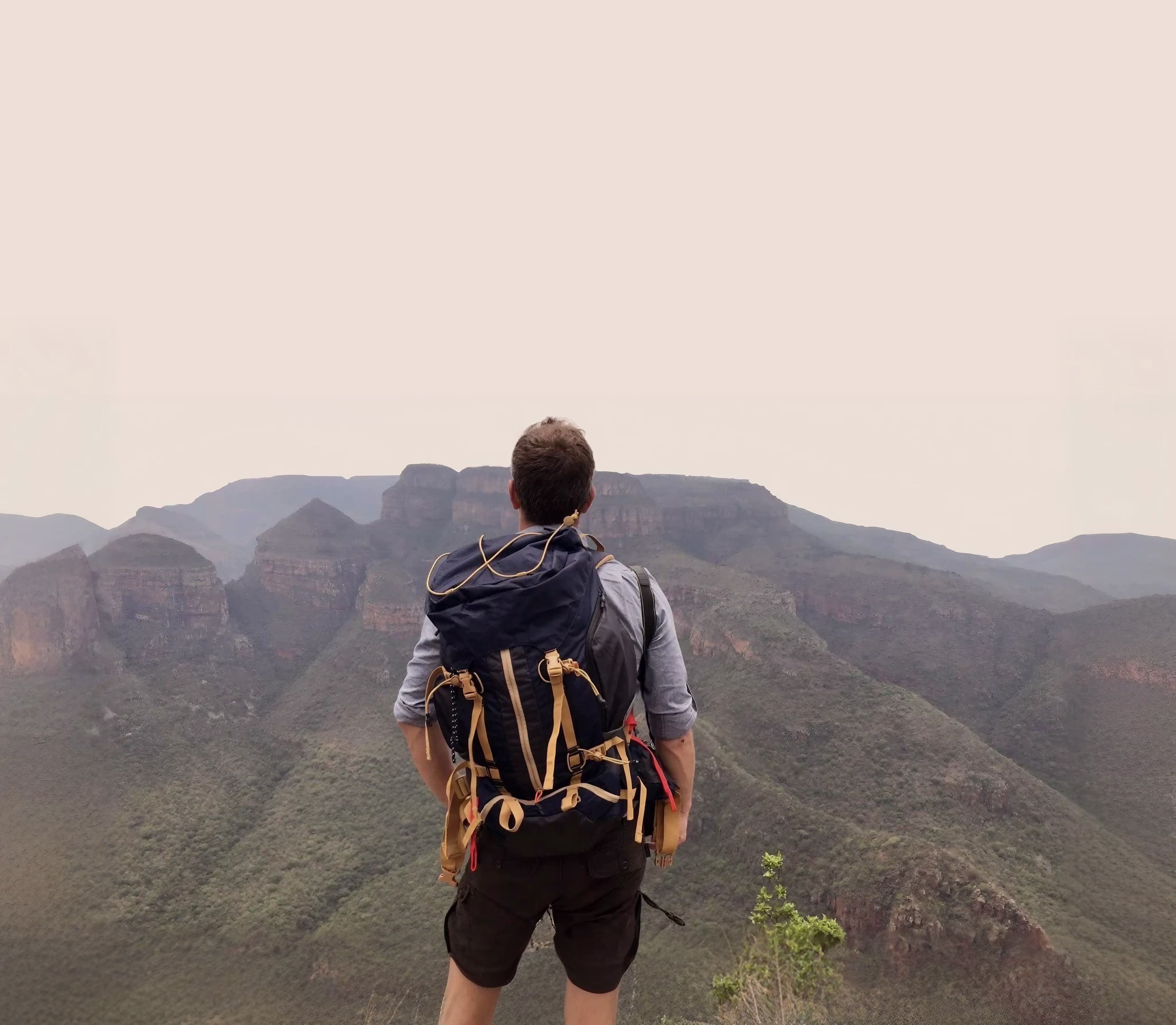 Portrait d'un PVTistes dos tourné, observant les montagnes d'Australie.