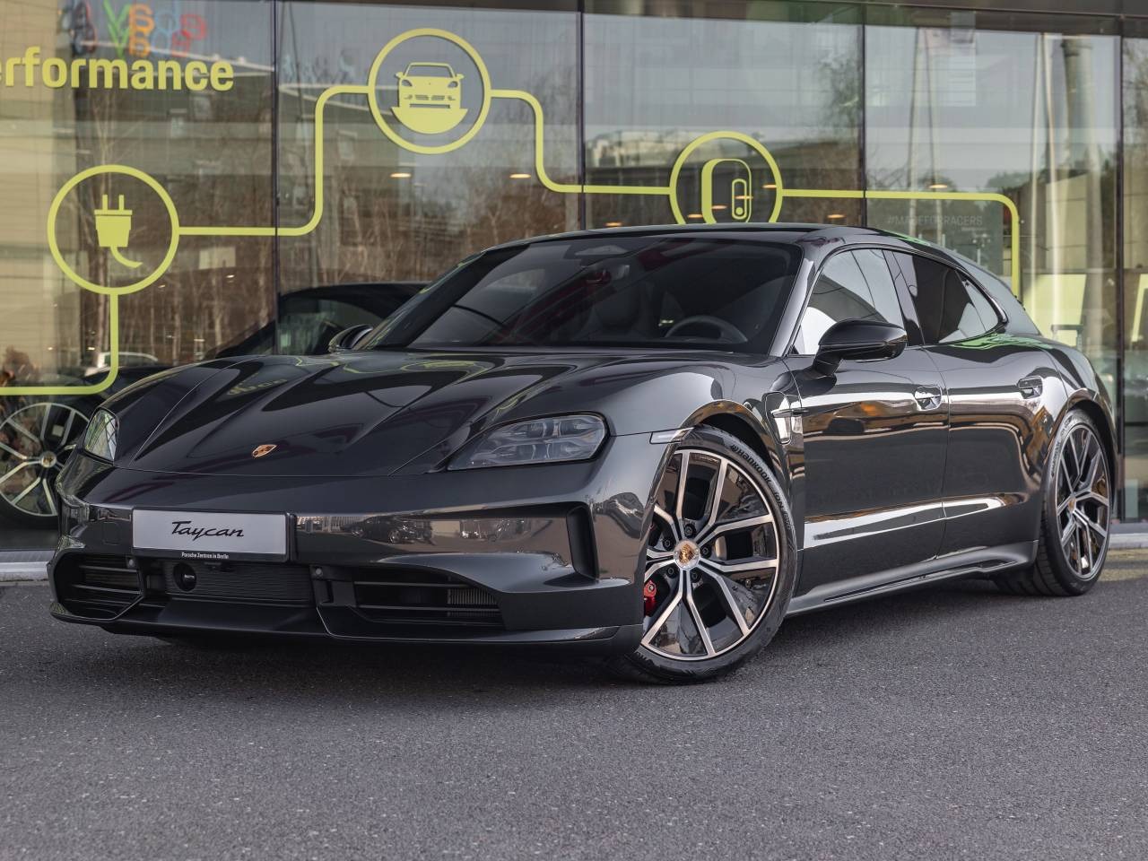 Porsche Taycan 4S gris anthracite de trois quarts avant