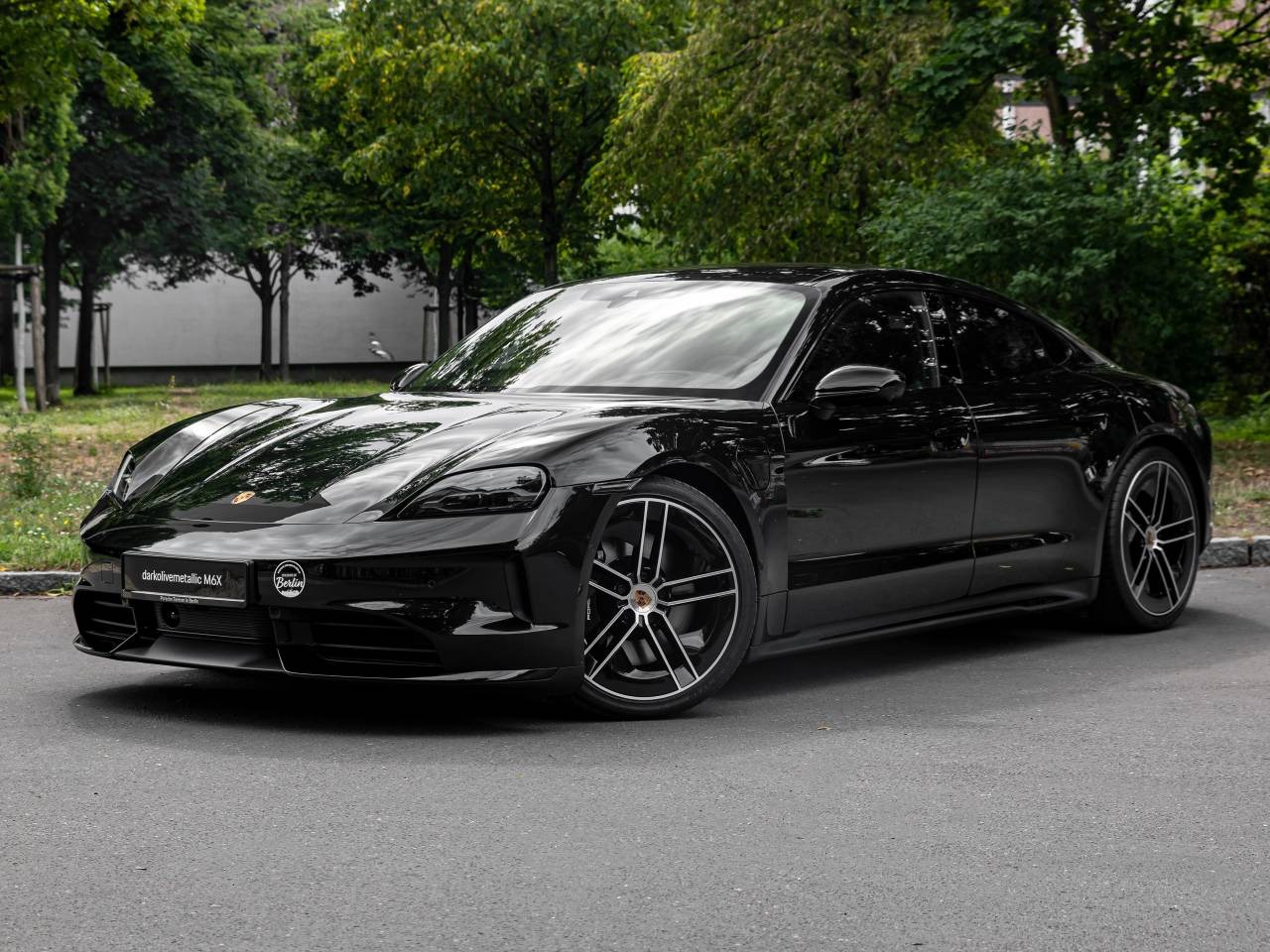 Porsche Taycan GTS noire de trois quarts avant en extérieur