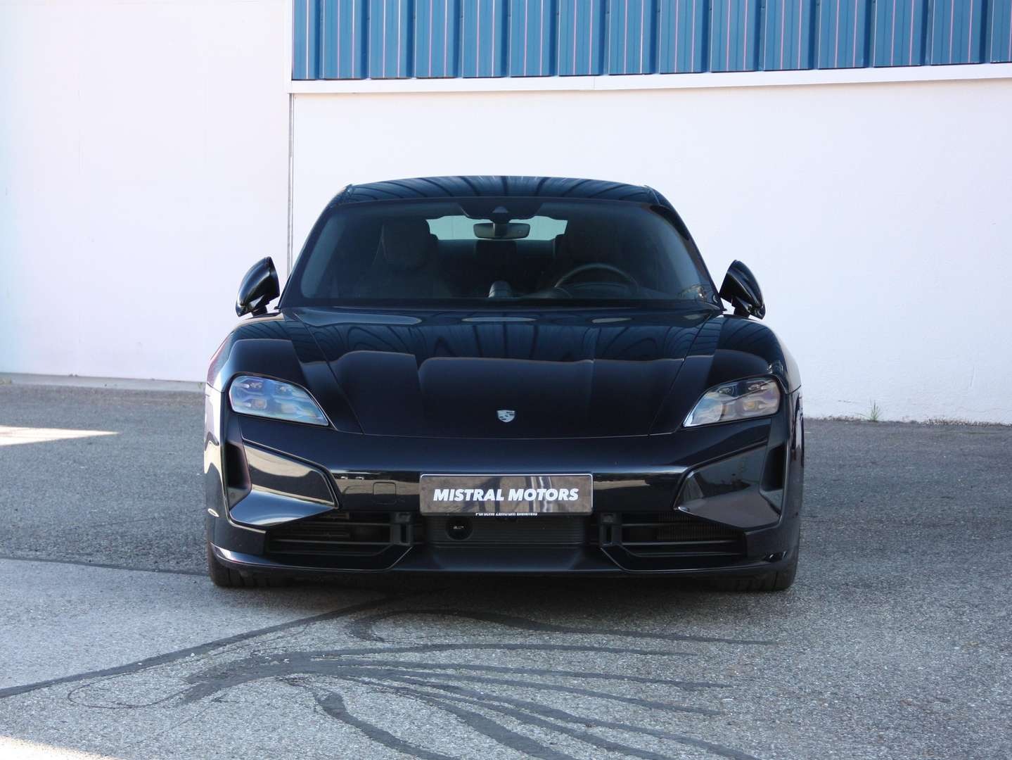 Porsche Taycan Turbo noire vue de face
