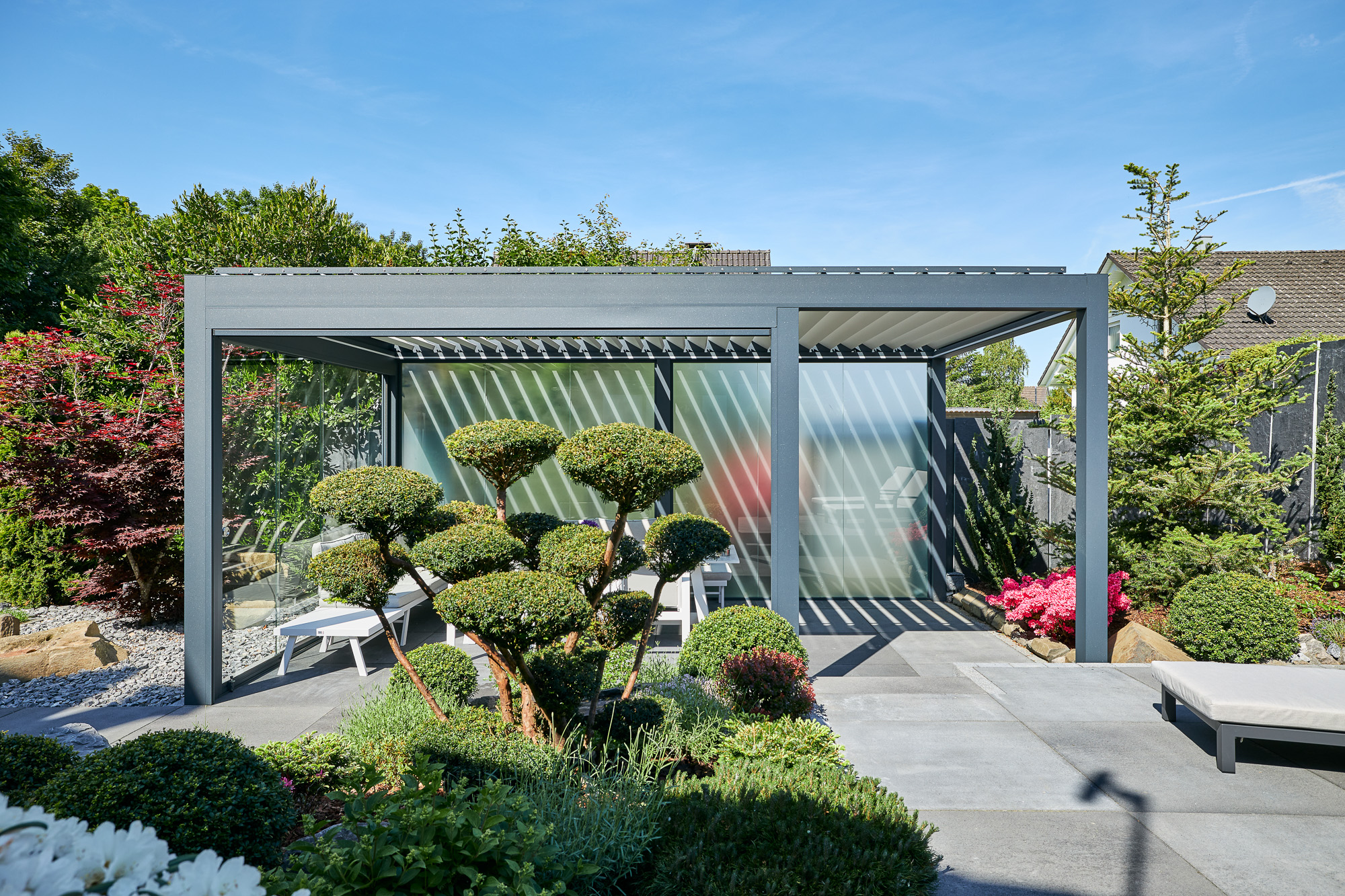 A space of light, glass and contrast