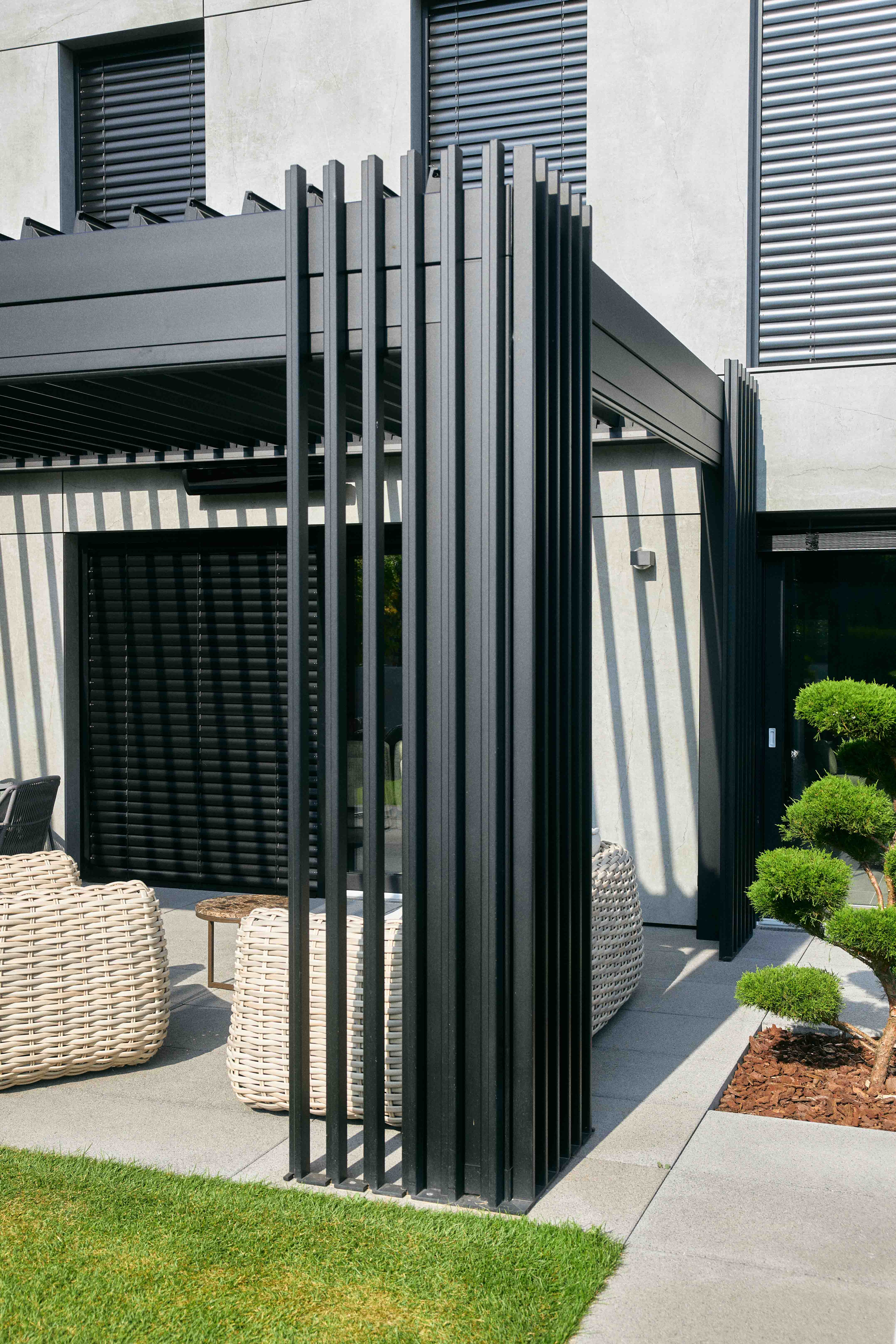 Stilvolle Designstützen im grünen Ambiente