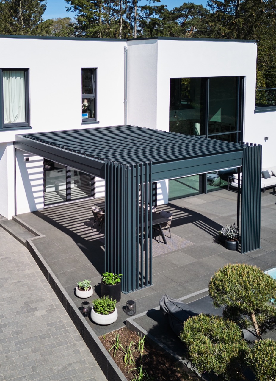 Elegante Designstützen im harmonischen Garten