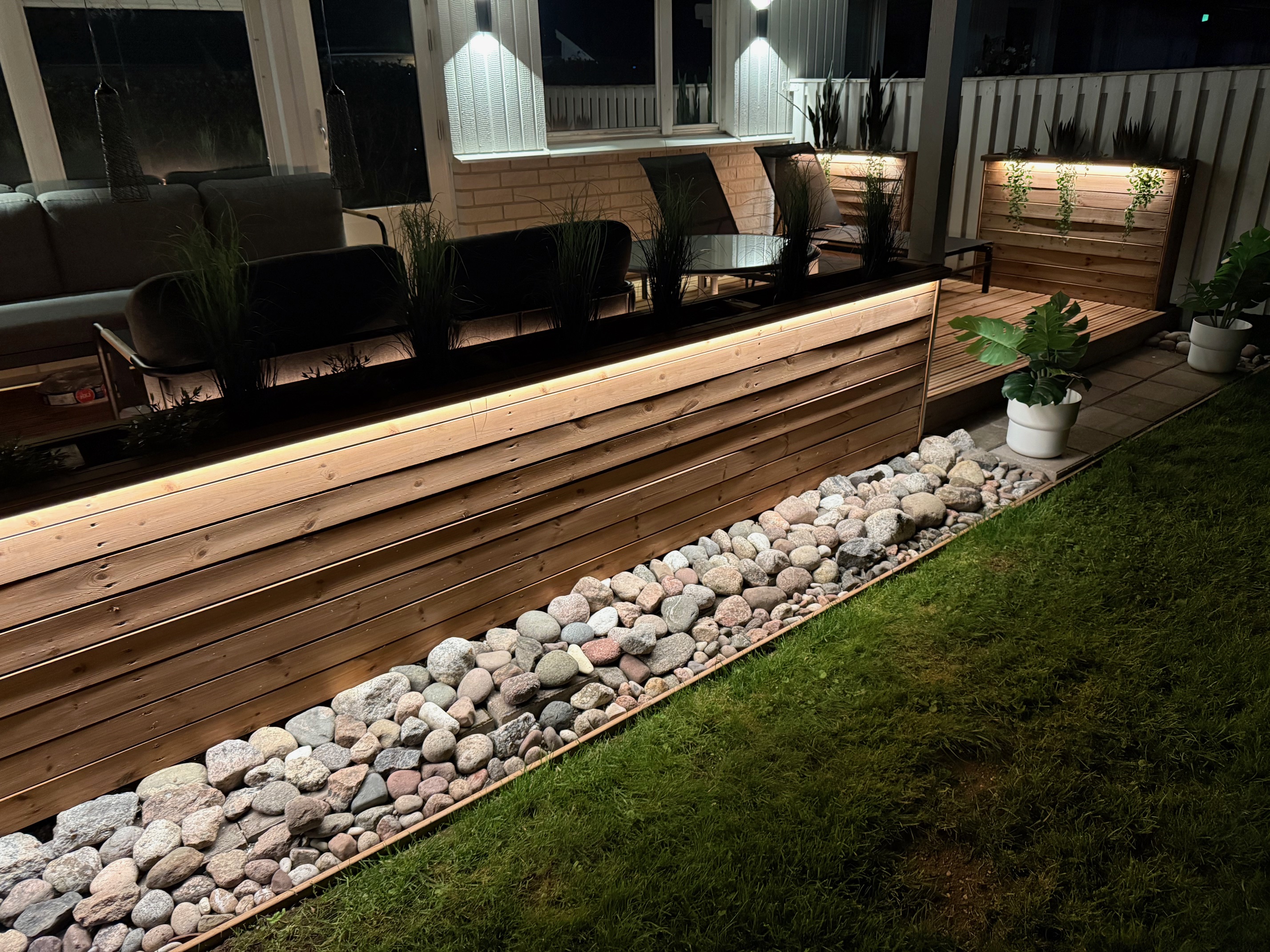 terassi iltavalaistuksessa