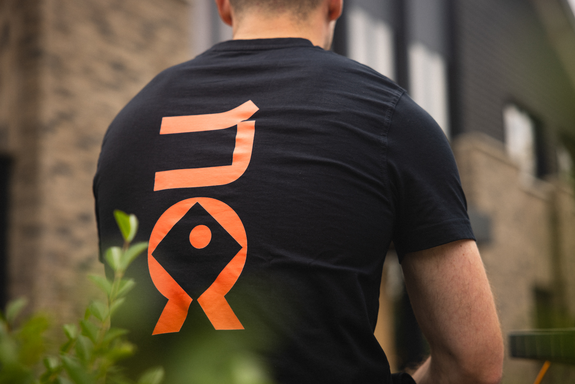 Logo van No Dead Fish in het groot op de rug