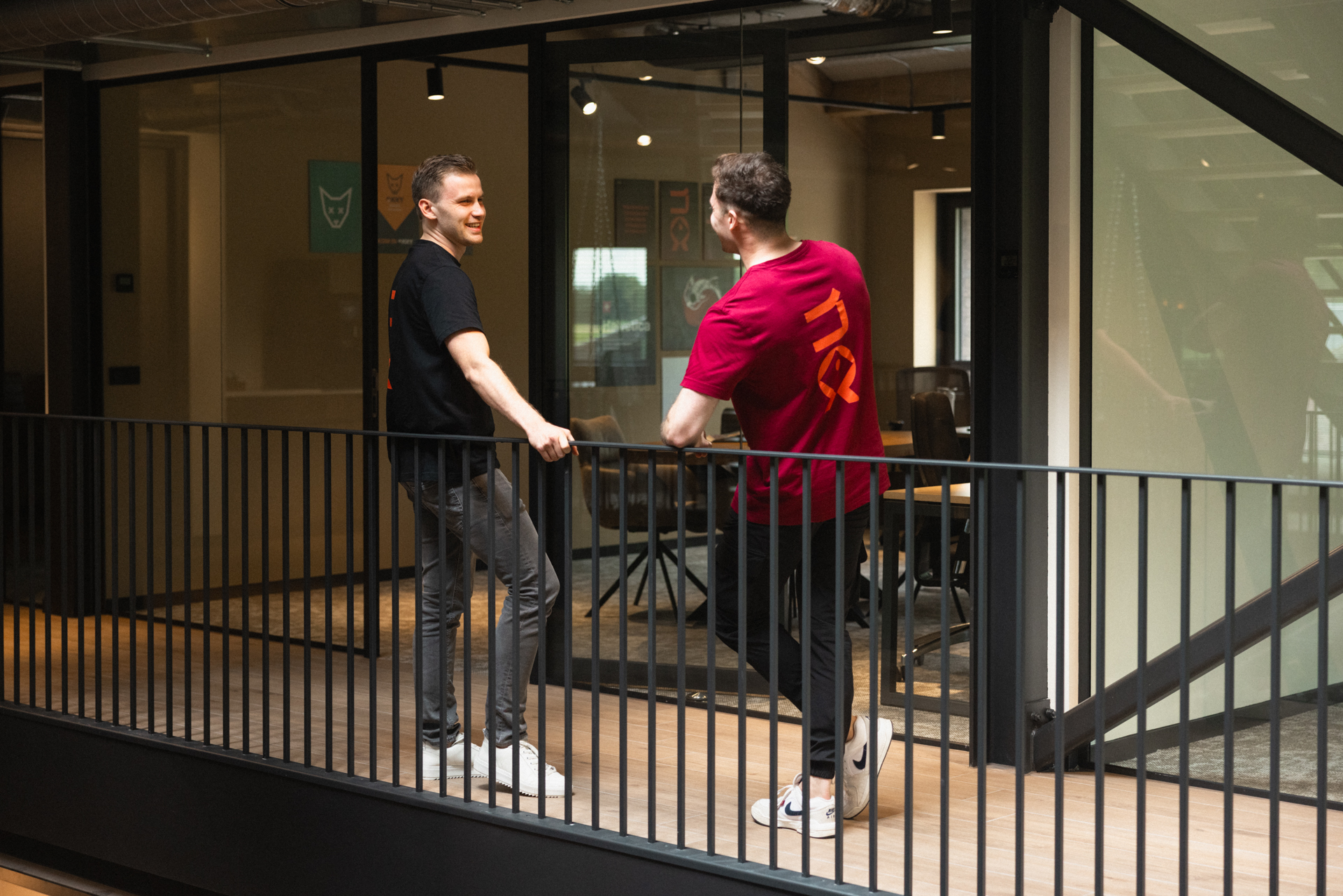 Bart en Pelle van No Dead Fish in gesprek voor het kantoor