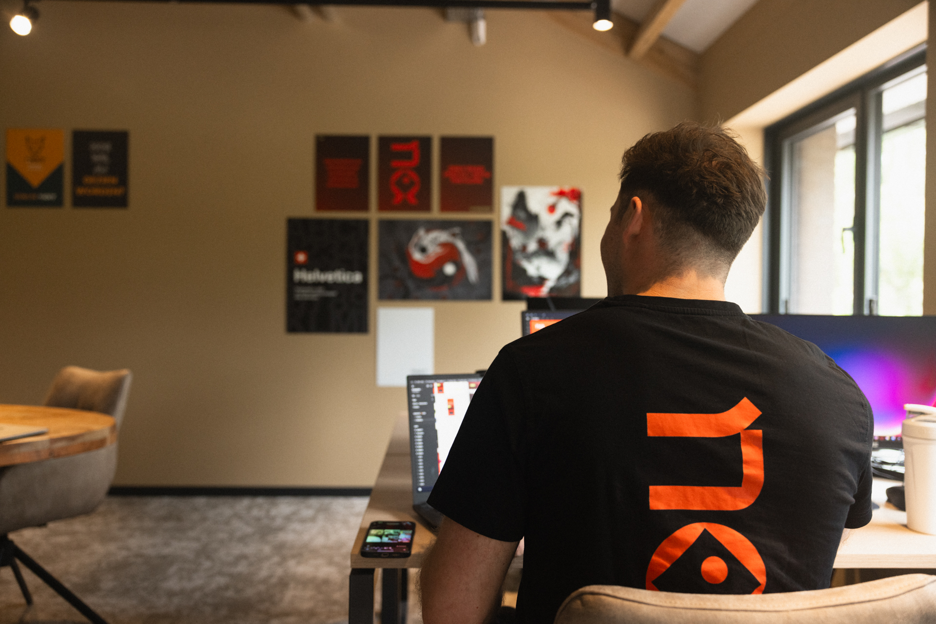 Bart van No Dead Fish werkend aan zijn bureau