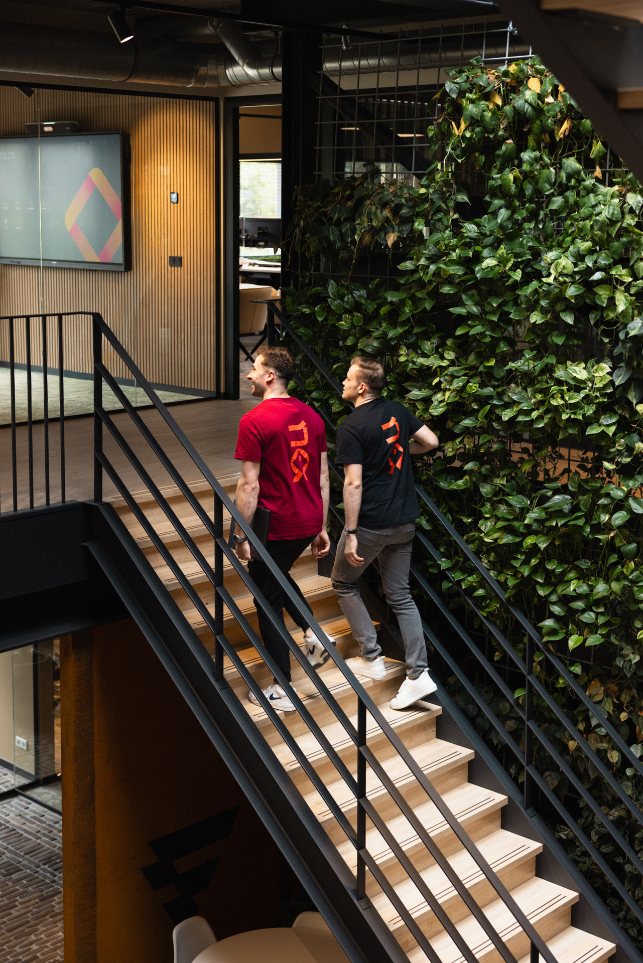 Bart en Pelle van No Dead Fish lopen de trap op in het kantoorpand