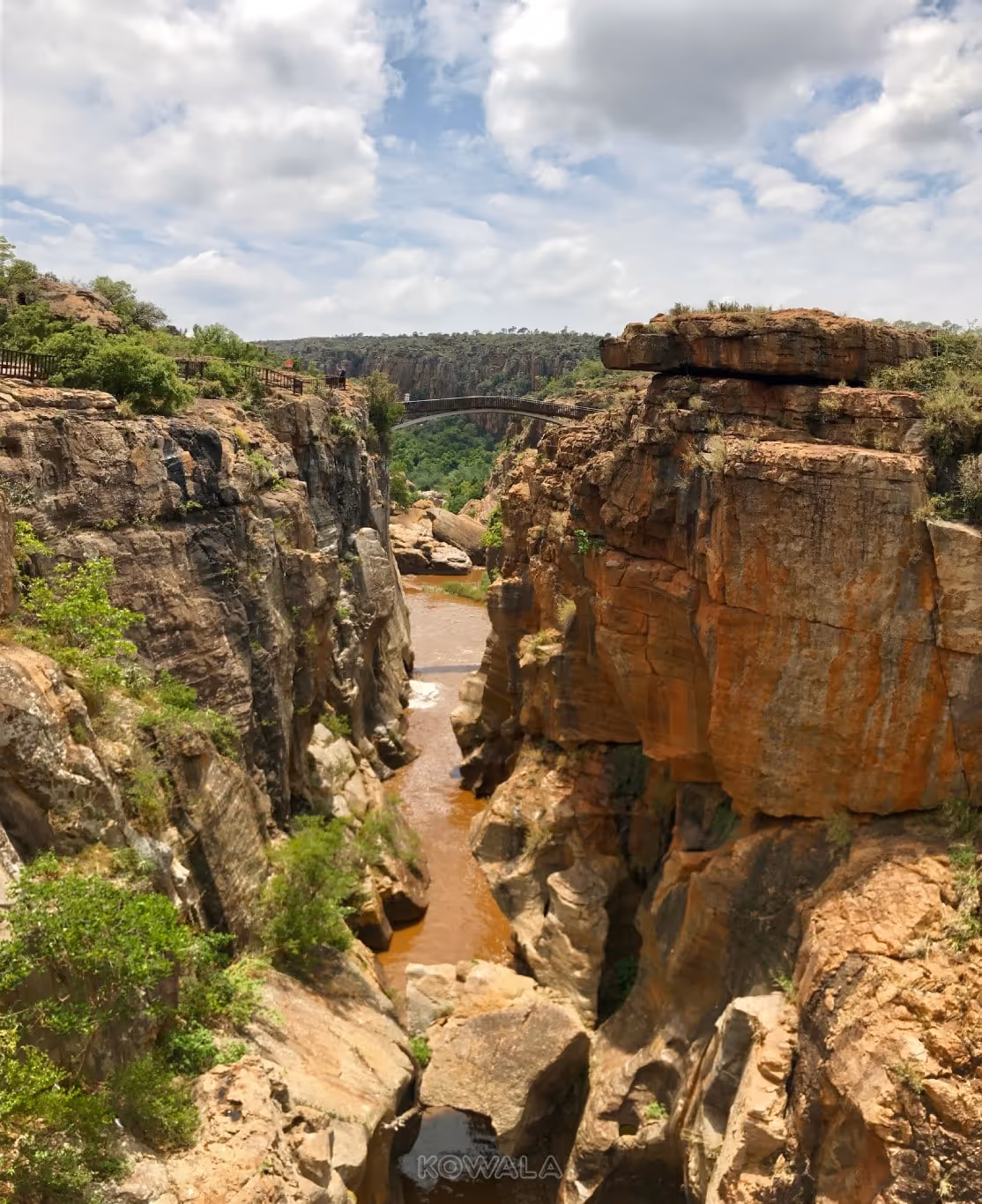 Pont surplombant les potholes
