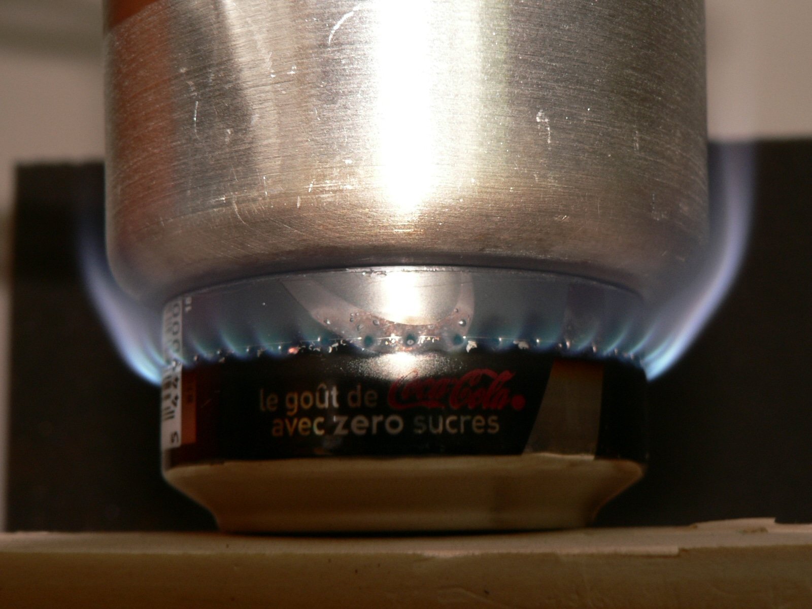 http://www.randonner-malin.com/comment-fabriquer-un-rechaud-de-10-grammes-p3rs-avec-une-canette/