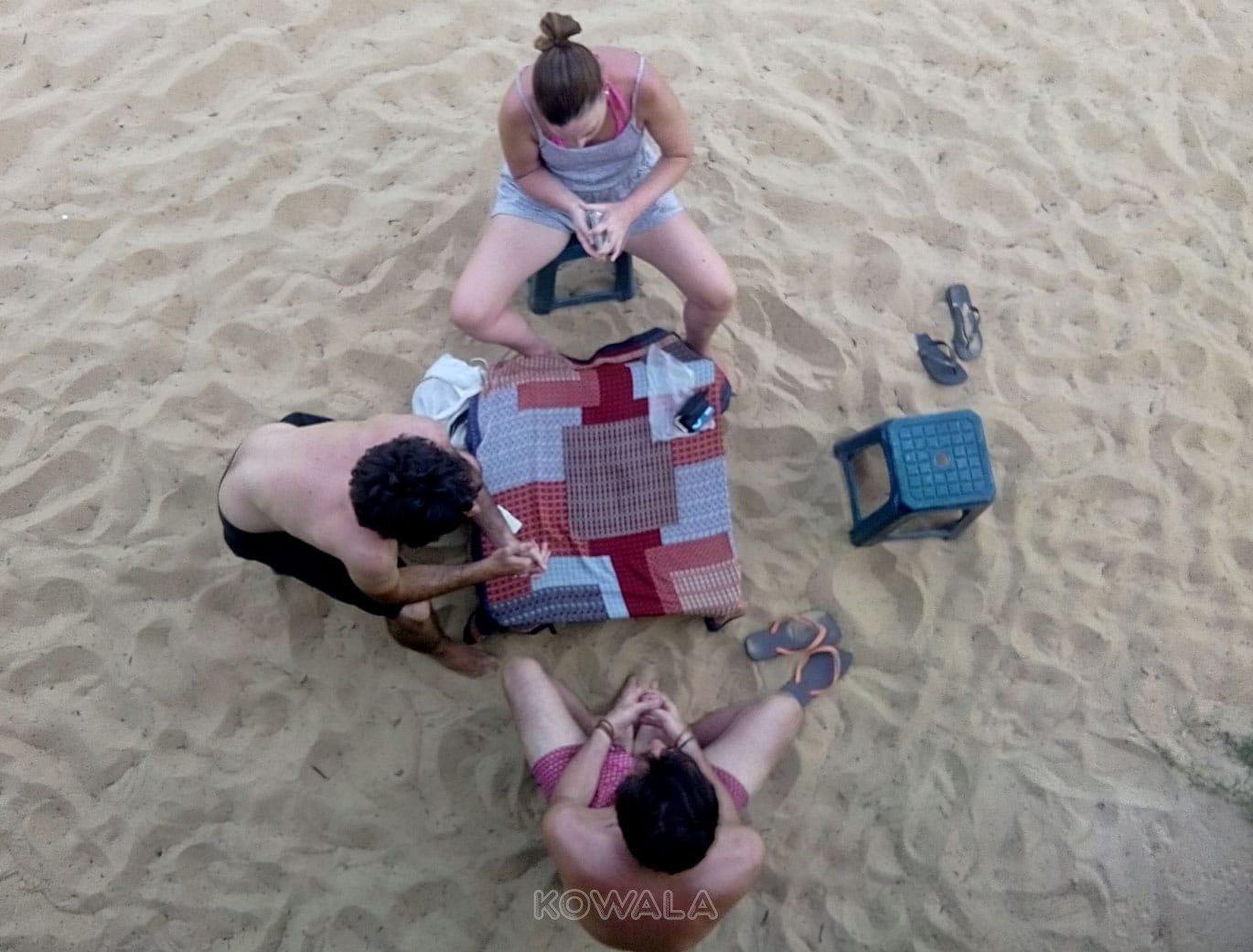 Partie de cartes sur une plage à Rosario, en Argentine