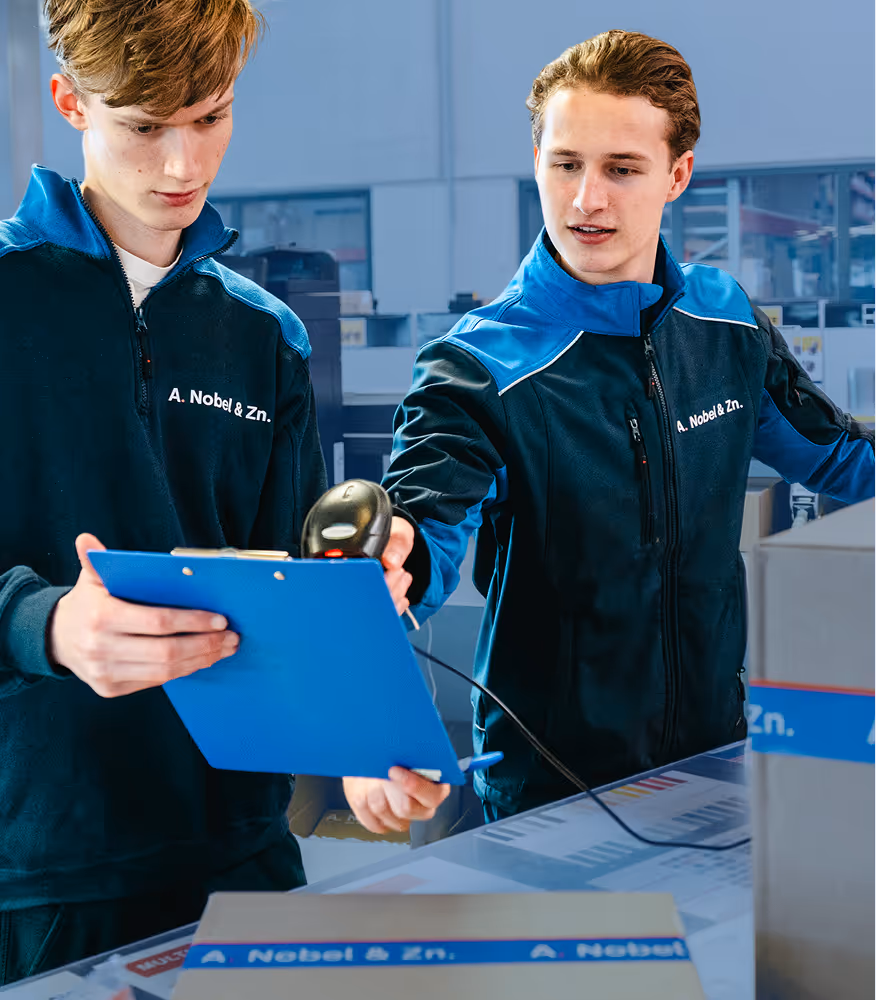 Twee jongens scannen bestelling achter de balie bij Nobel