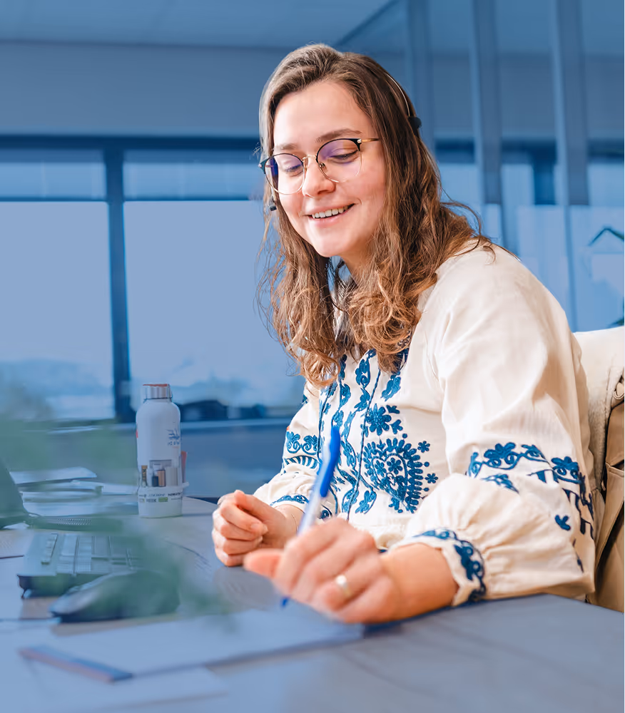 Finance afdeling van Nobel achter bureau noteert informatie van de klant