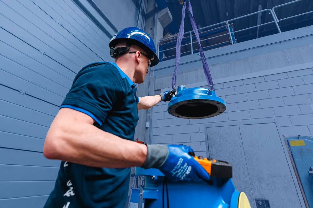 Nobel expert assembleert een filter unit