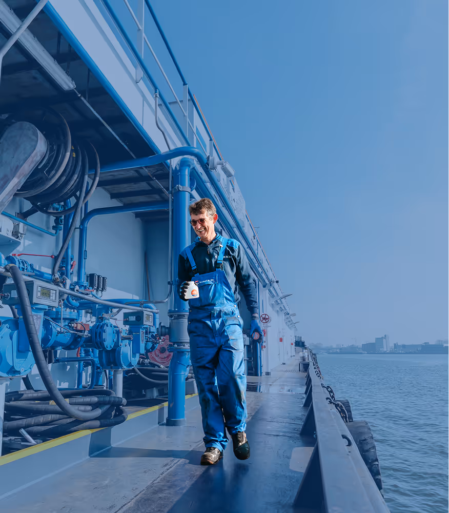 Afdeling scheepsbunkering van Nobel loopt over het dek van het bunkerstation de Tubantia